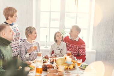 Yaşlı adam kızlarıyla, akrabalarıyla konuşuyor.