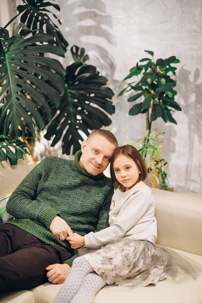 Close-up portret van knappe vader en zijn schattige dochter zitten op de bank — Stockfoto