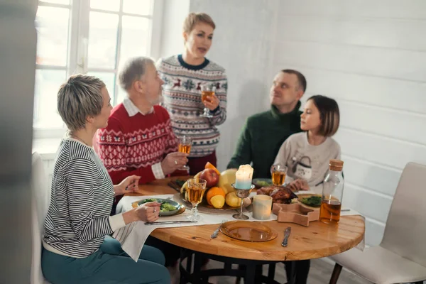 Nuori vaalea tukka kaunis nainen pitelee lasia — kuvapankkivalokuva