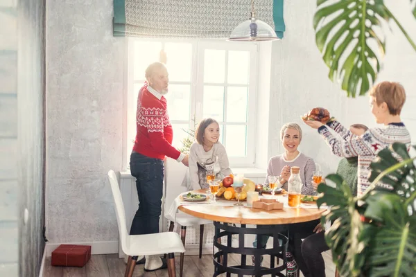 Família animada vai saborear delicioso pássaro assado — Fotografia de Stock