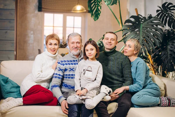 Gelukkig uitgebreid familie zitten op de bank samen — Stockfoto