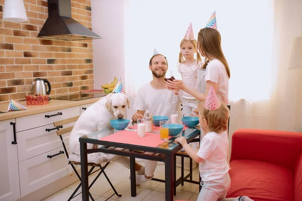 A família caucasiana consistia de mãe, pai, filhos e cachorro comemorando o aniversário — Fotografia de Stock