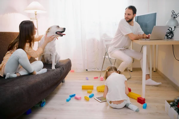 自宅のリビングルームに住む若い白人家族は — ストック写真