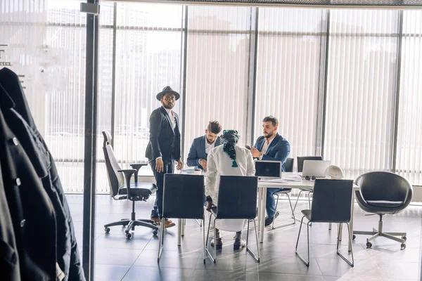 Ernsthafter indischer CEO im Umgang mit multiethnischen Verkäufern bei Unternehmenstreffen — Stockfoto