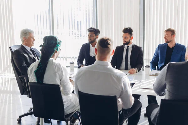 Multiraciala manliga företagsledare diskuterar projekt sittande vid konferensbordet — Stockfoto