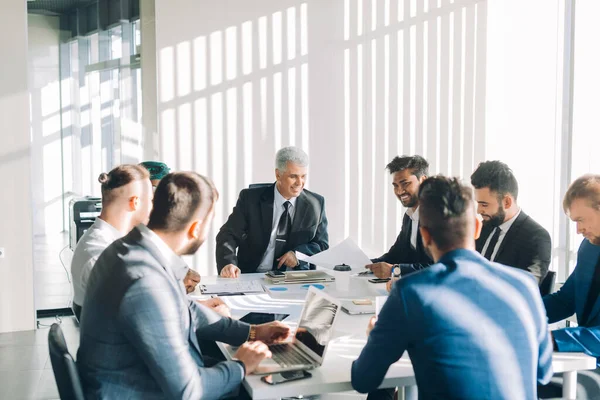 Ejecutivos de negocios masculinos multirraciales discuten proyecto sentado en mesa de conferencia —  Fotos de Stock