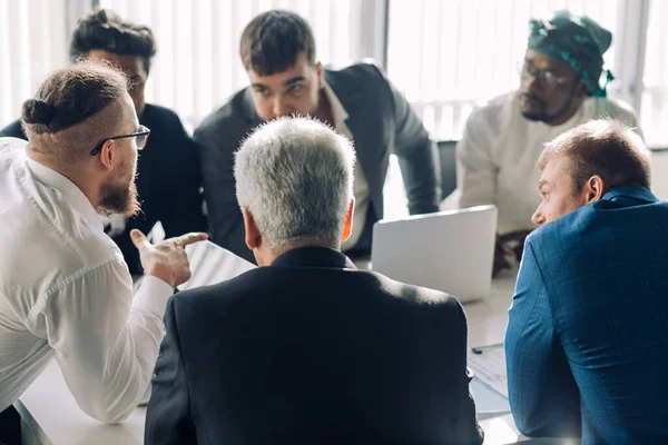 Corporate interracial business team med glad ledare i ett möte, närbild — Stockfoto
