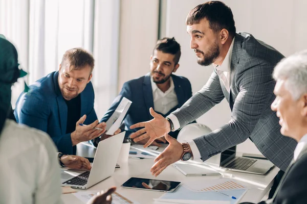 Corporate interracial business team med glad ledare i ett möte, närbild — Stockfoto