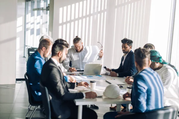 Optimistisk affärsman i vit skjorta samarbetar med sitt team på mötet — Stockfoto