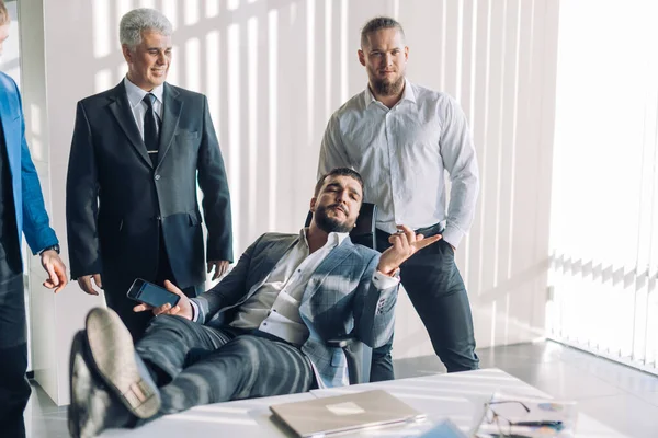 Empresário otimista em camisa branca colaborando com sua equipe na reunião — Fotografia de Stock