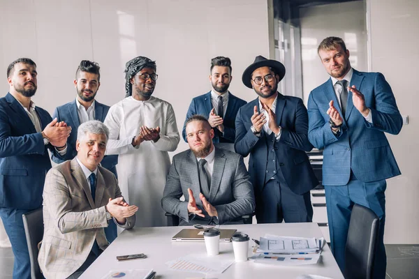 Grupo multirracial de equipo de negocios que consiste en hombres solo con interior ejecutivo —  Fotos de Stock