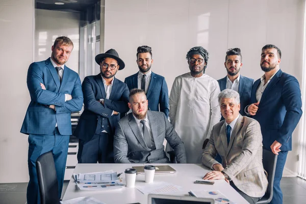 Groupe multiracial de l'équipe d'affaires composé d'hommes seulement avec exécutif intérieur — Photo