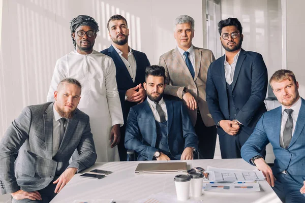 Grupo multirracial de equipe de negócios composto por homens apenas com Executivo indoor — Fotografia de Stock