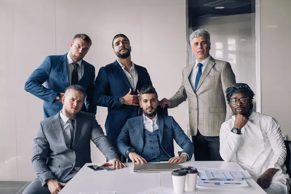 Grupo multirracial de equipo de negocios que consiste en hombres solo con interior ejecutivo —  Fotos de Stock