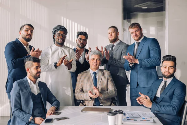 Grupp av affärsteam som står i rad — Stockfoto