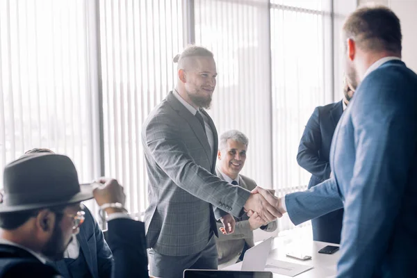 Gente de negocios dándose la mano, terminando una reunión — Foto de Stock