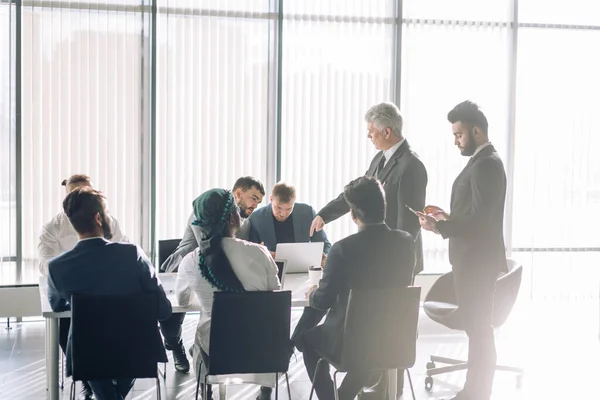 Groep zakenmensen die samen brainstormen in de vergaderzaal — Stockfoto