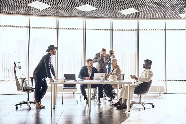 Empresarios que realizan un trato con empresas extranjeras. — Foto de Stock