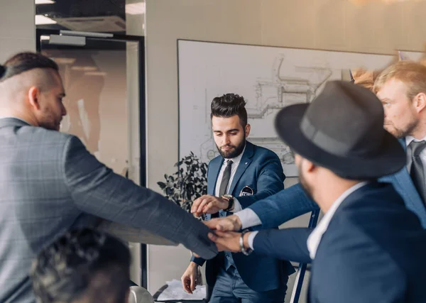 Närbild av multiracial grupp affärsmän ger high five i ämbetet — Stockfoto