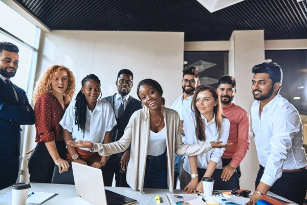 Jóvenes mezclado racista dpeople son felices de cooperar con usted —  Fotos de Stock