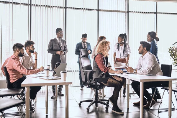 Trabalho em equipa. empresa internacional de consultoria de clientes estrangeiros — Fotografia de Stock