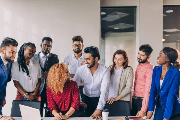 Ofis çalışanları kızıl bir kadını yıldönümü kutladılar.
