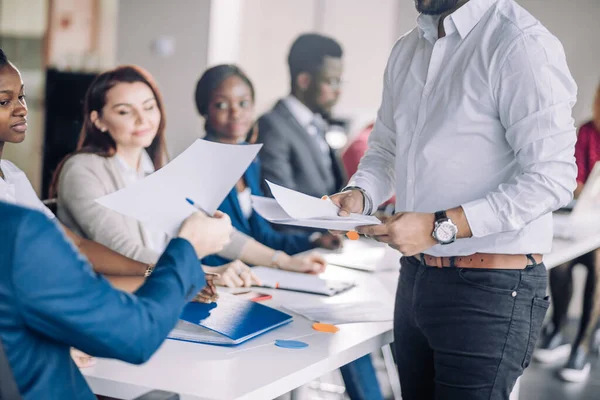 Gemischte Rassen lauschen Präsentation in Reihe am Vorstandstisch — Stockfoto