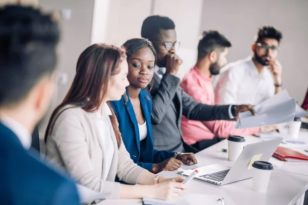 Gemischte Rassen lauschen Präsentation in Reihe am Vorstandstisch — Stockfoto