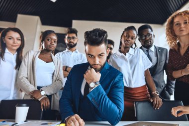 İş arkadaşlarıyla çok sıkı fıkılar.