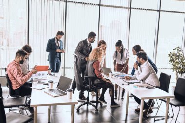 Çalışkan insanlarla dolu bir ofis odası.
