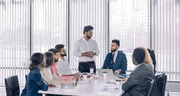 Estágios de ensino de formadores corporativos supervisionando a discussão de brainstorming — Fotografia de Stock