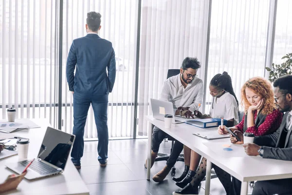 Multirassische Geschäftspartner im Gespräch, Interaktion am Arbeitsplatz — Stockfoto