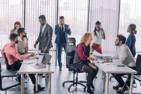 Multirassische Geschäftspartner im Gespräch, Interaktion am Arbeitsplatz — Stockfoto