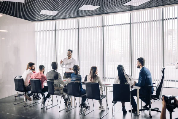 Fila de empresários irreconhecíveis sentam-se na sala de conferências no evento de negócios . — Fotografia de Stock