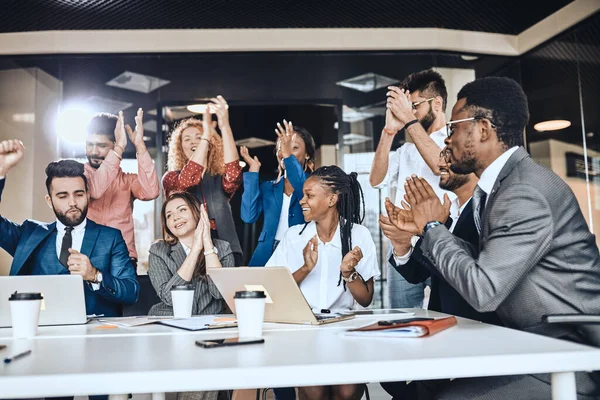 Vidám üzleti csapat tapsol a találkozón — Stock Fotó