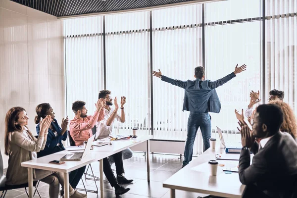 Kollégák tapsolnak a vezetőnek egy találkozón — Stock Fotó