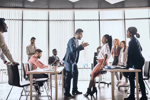 Jefe está regañando empleada femenina en fron de colegas. —  Fotos de Stock