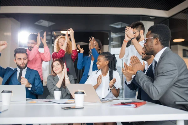 Glückliche junge aktive Büroangestellte applaudieren sich selbst — Stockfoto