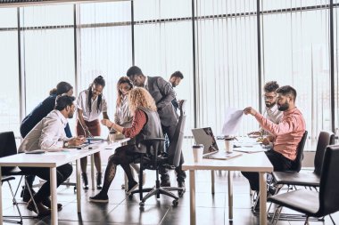 Farklılık gösteren gençlerle dolu yoğun bir ofis.