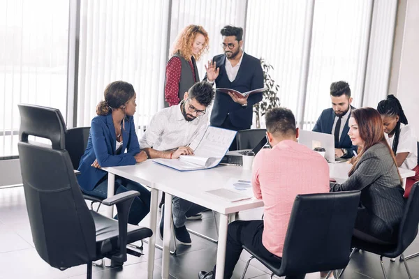 Grupo de mestiços diversos colegas de trabalho discutindo novo projeto no escritório . — Fotografia de Stock