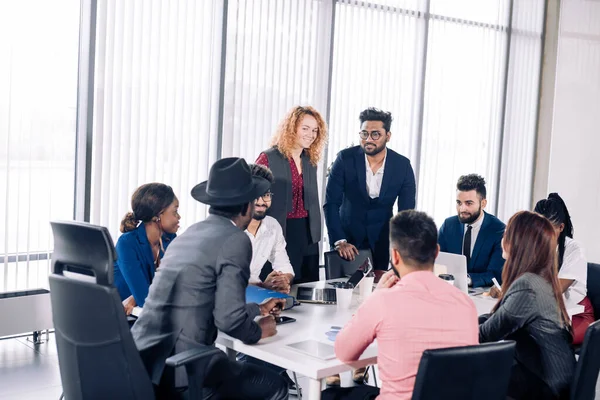 Afrikaanse business coach geeft presentatie aan diverse medewerkers groep. — Stockfoto