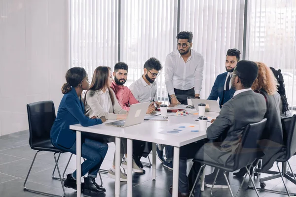 Företagstränare undervisar praktikanter som leder brainstorming disscussion — Stockfoto