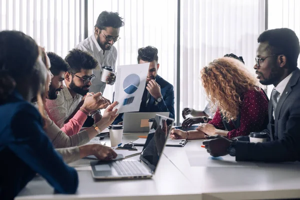 Handsome Chief Executive im Gespräch mit indischen männlichen Assistenten während eines Treffens — Stockfoto