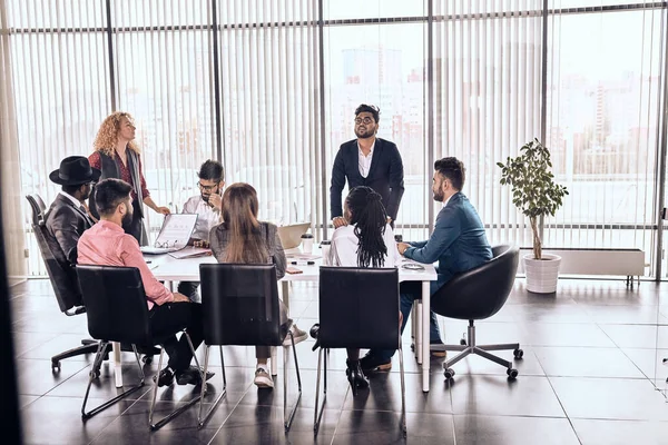 Personas diversas que analizan algunos documentos — Foto de Stock