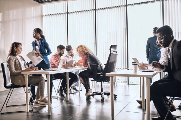 Menschen mit gemischter Rasse arbeiten in einem kleinen Unternehmen — Stockfoto