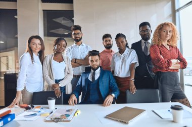 Genç insanlardan oluşan güçlü ve motive olmuş bir takım.