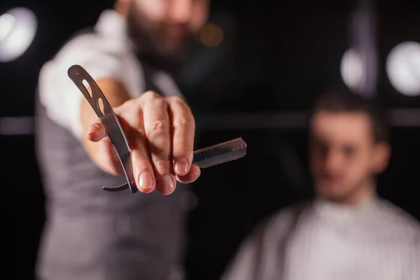 Primo piano di Barbiere in possesso di attrezzature professionali strumenti di parrucchiere-forbici — Foto Stock