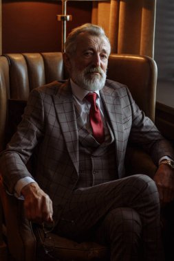 Ofisteki koltukta oturan iş adamının eski moda tonlu portresi.
