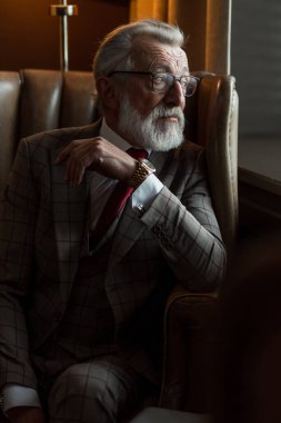 Ofisteki koltukta oturan iş adamının eski moda tonlu portresi.