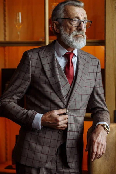 Tonificado retro estilo retrato de hombre de negocios sentado en sillón en la oficina — Foto de Stock